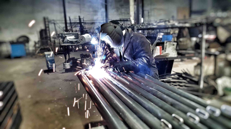 Какие материалы используют при изготовлении уличного спортивного оборудования в Магадане?